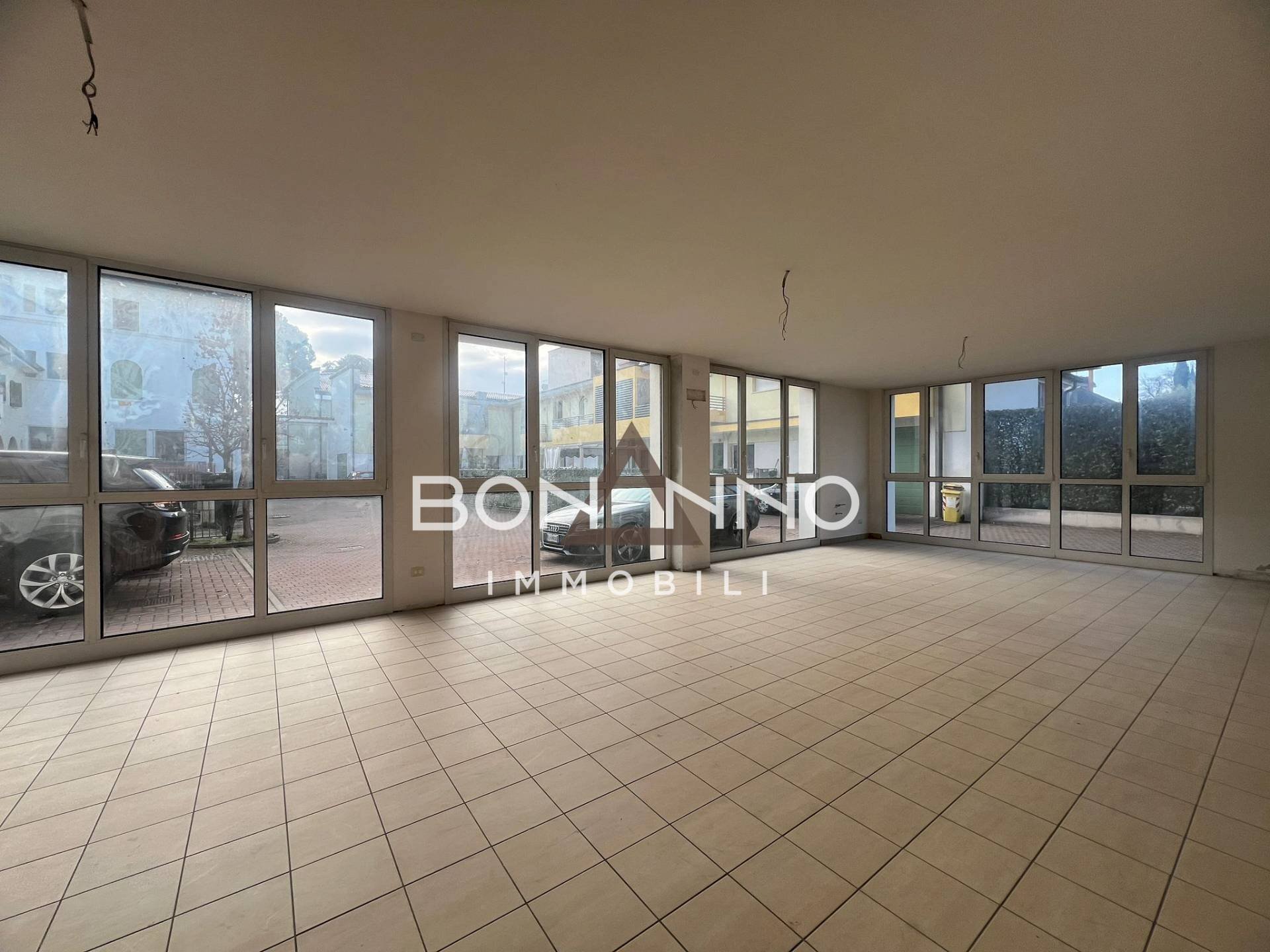 Foto 1 - Locale Commerciale via le filande
 
16, Rossano Veneto - foto 1