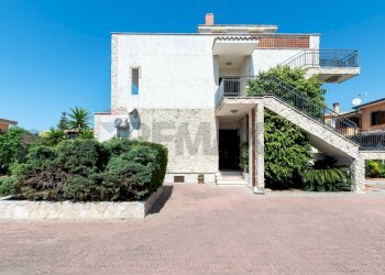 Casa all\'aperto - Villa Via Lago d'Iseo
 
2, Pomezia - foto 1