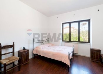 Camera / camera da letto - Villa Via Lago d'Iseo
 
2, Pomezia - foto 16