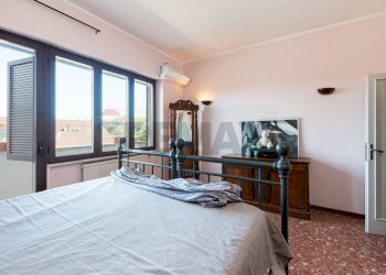 Camera / camera da letto - Villa Via Lago d'Iseo
 
2, Pomezia - foto 32