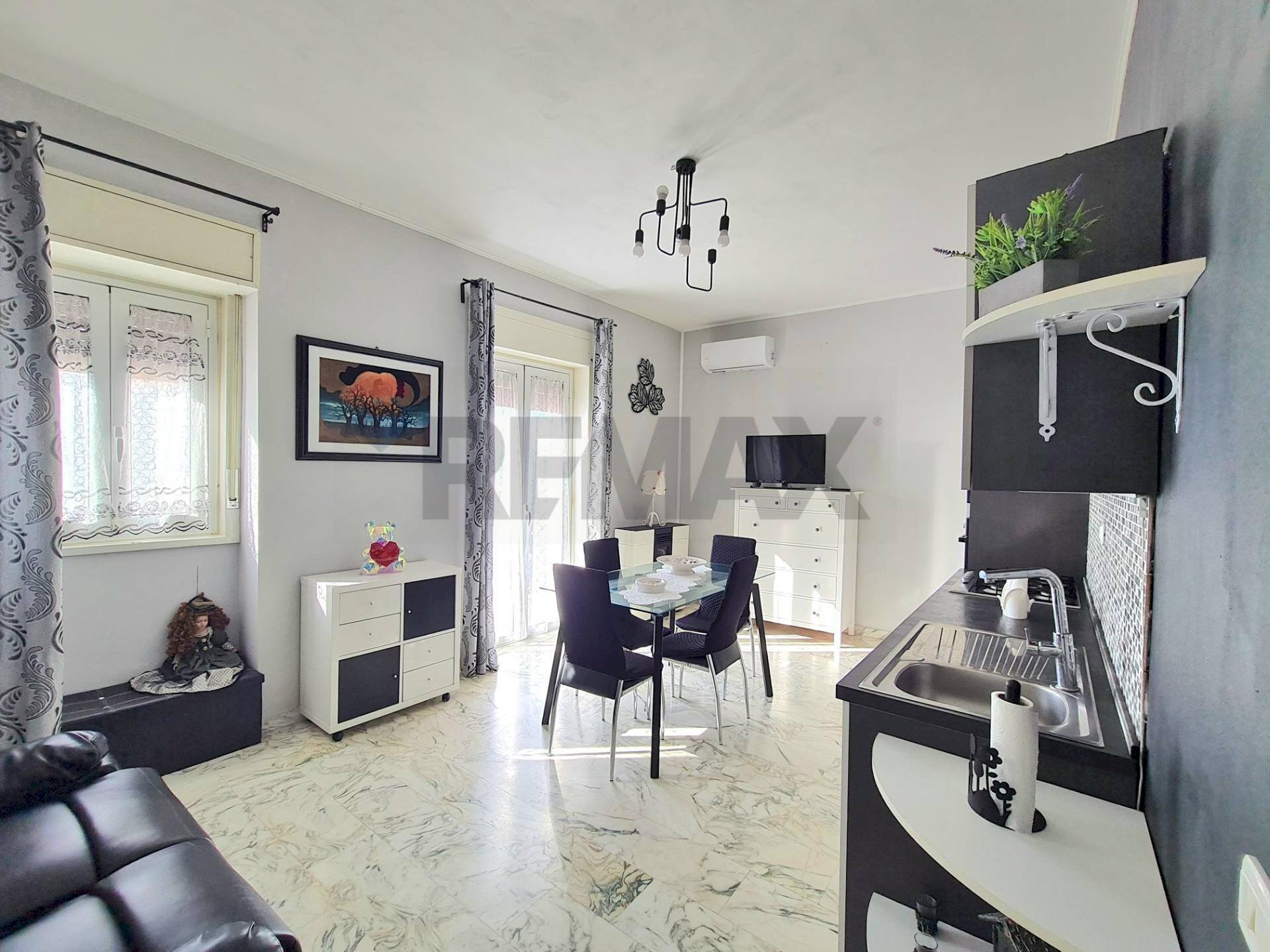 Sala da pranzo - Three-room apartment via degli operai
 
85, Lentini - photo 1