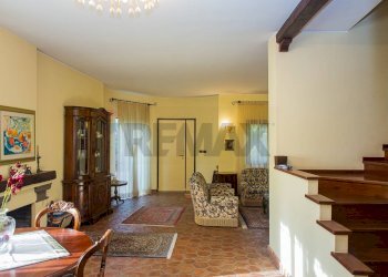 Sala da pranzo - Villa VIA BARRIERA DEL BOSCO
 
5, Sant'Agata Li Battiati - foto 7