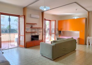 Soggiorno - Trilocale Via Recanati
 
11, Giardini-Naxos - foto 1