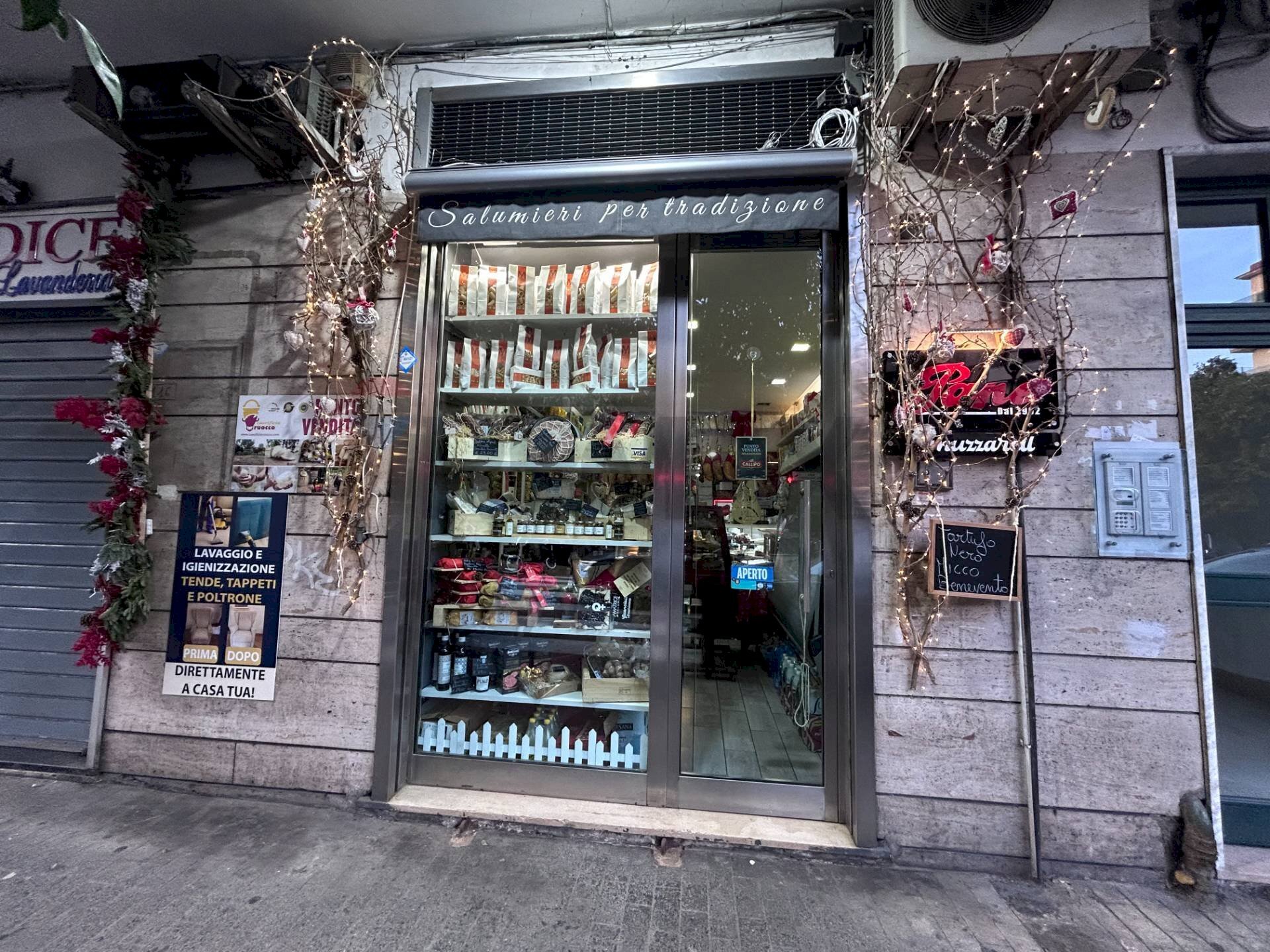 Edificio all\'aperto - Attività Commerciale Via De Vito Maurizio Piscicelli
 
114, Napoli - foto 1