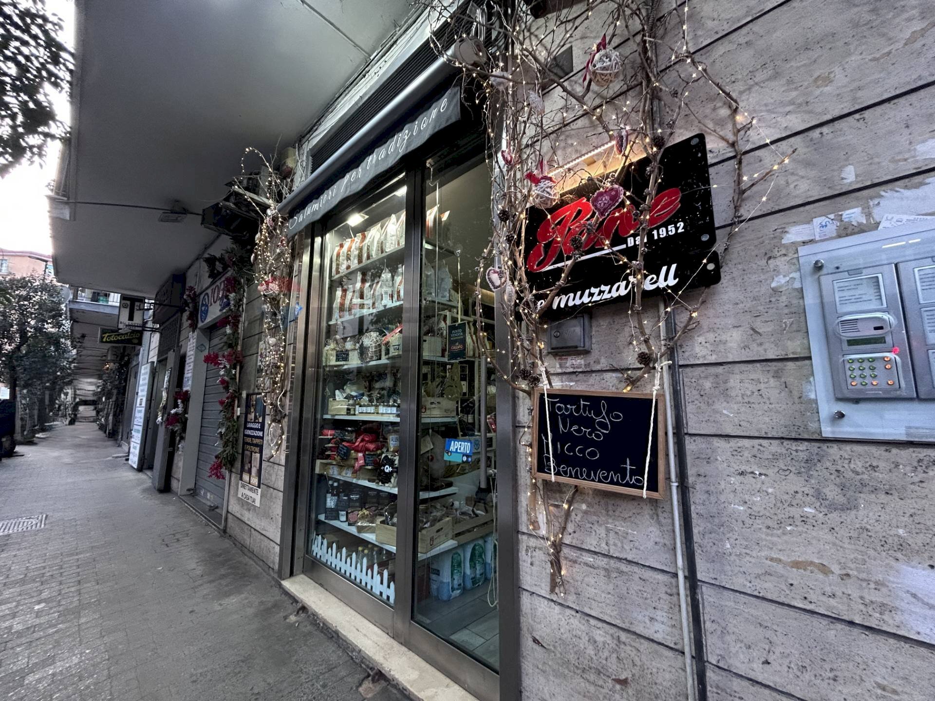 Edificio all\'aperto - Attività Commerciale Via De Vito Maurizio Piscicelli
114, Napoli - foto 2