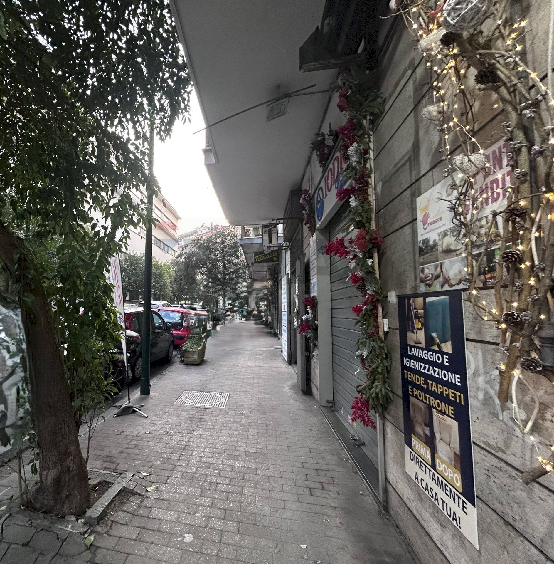 Edificio all\'aperto - Attività Commerciale Via De Vito Maurizio Piscicelli
114, Napoli - foto 3