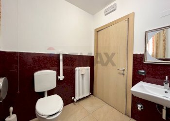 Bagno - Commercial Premises Str. Jolanda Bonaglia
 
6, Jolanda di Savoia - photo 24