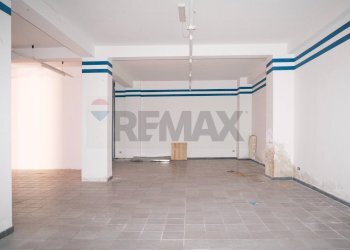 Stanza vuota - Locale Commerciale Via Livatino
 
23, Enna - foto 11