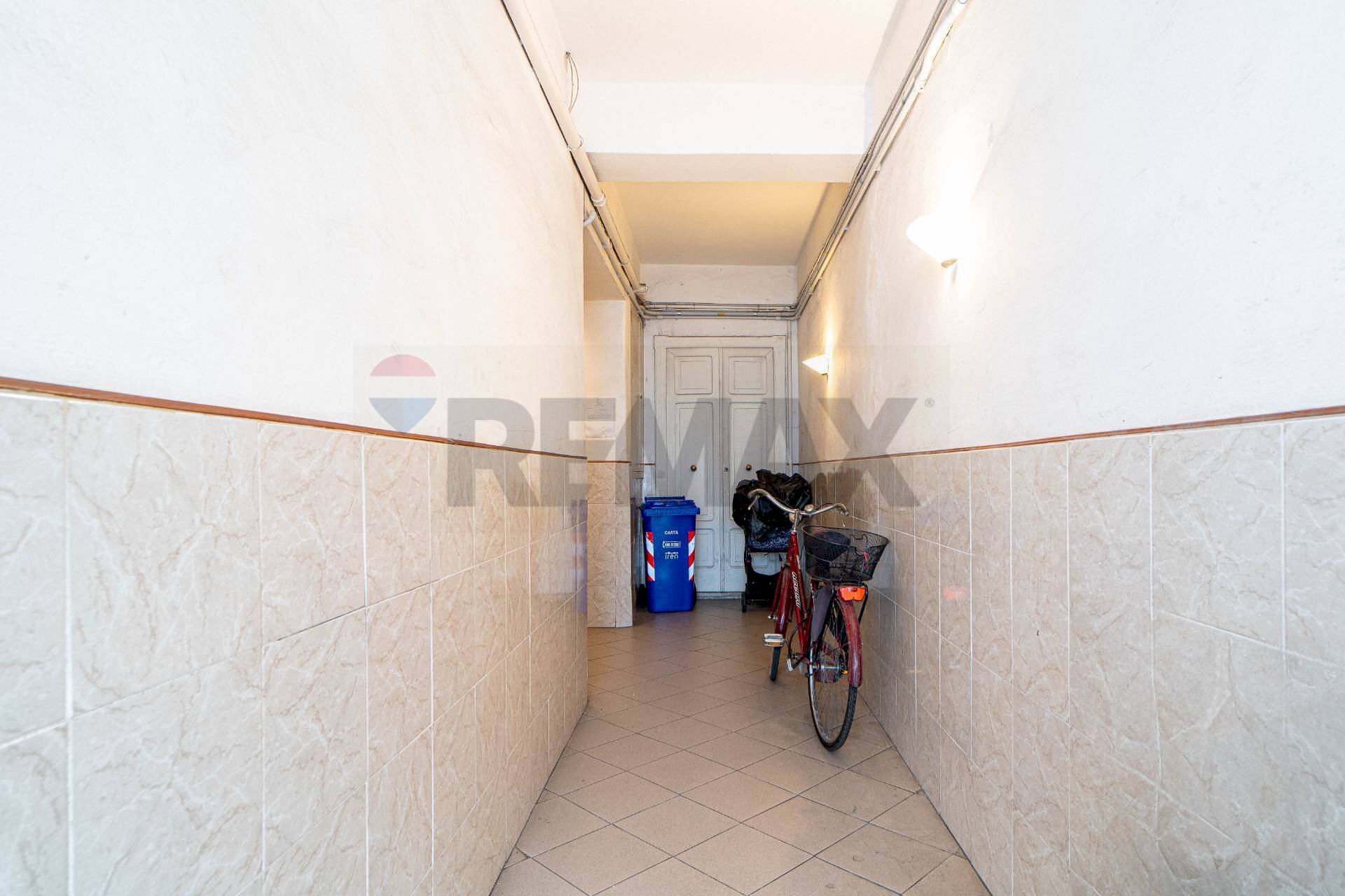 Ingresso e corridoio condominiali - Three-room apartment Strada Felice Cavallotti
 
43, Parma - photo 3
