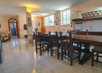 Sala da pranzo - Trilocale Via Umberto I Traversa 270
 
6, Bari - foto 5