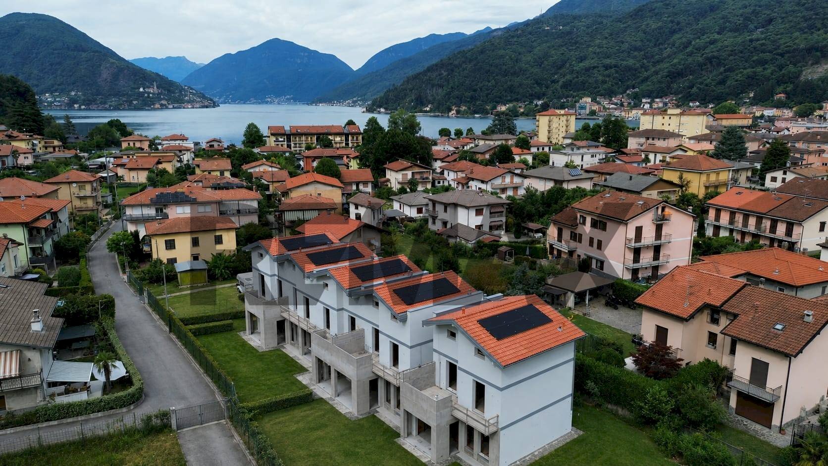 Vista delle montagne - Villa Via San Pietro
 
snc, Porto Ceresio - foto 1