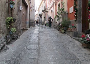 Edificio all\'aperto - Villa corso umberto
 
17, Bronte - foto 2