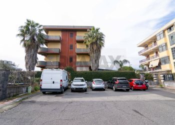 Edificio all\'aperto - Quadrilocale Via Angelina Damiani Lanza
 
24, Giarre - foto 3