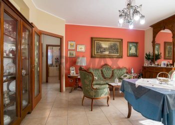 Sala da pranzo - Quadrilocale Via Angelina Damiani Lanza
 
24, Giarre - foto 8