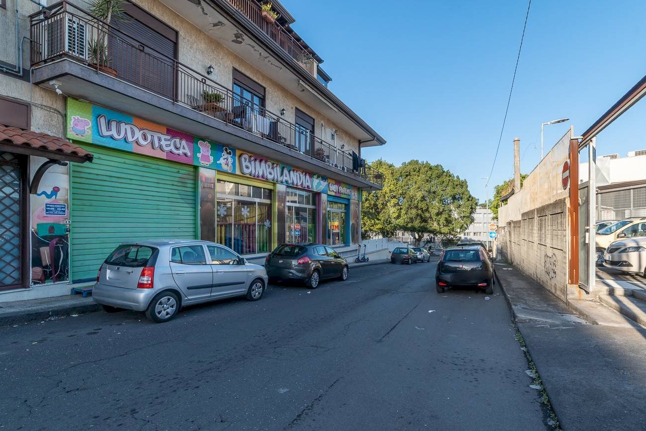 Edificio all\'aperto - Commercial Activity Via Villaglori
 
87, Catania - photo 3