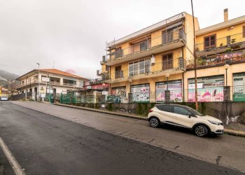 Edificio all\'aperto - Negozio VIA ALCIDE DE GASPARI
 
1, Zafferana Etnea - foto 18
