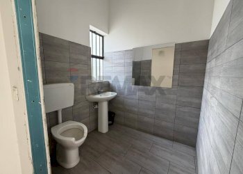 Bagno - Commercial Premises via Vittorio Emanuele III
 
246, Belpasso - photo 13