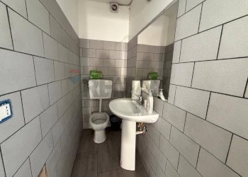 Bagno - Commercial Premises via Vittorio Emanuele III
 
246, Belpasso - photo 14
