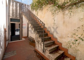 Scale - Casa indipendente via Vittorio Emanuele III
 
307, 309, Belpasso - foto 30