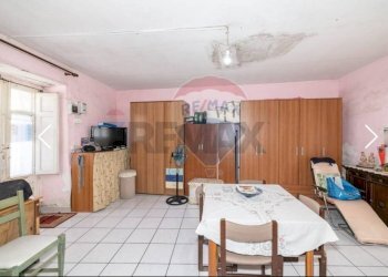 Sala da pranzo - Casa indipendente VIA SAN MARTINO
 
1-3, Camporotondo Etneo - foto 5