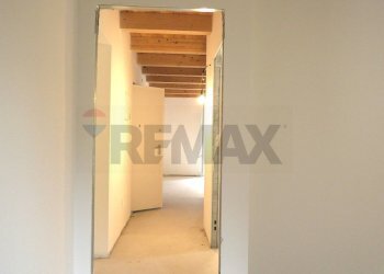 Hall / corridoio - Four-room apartment VIA ROMA
 
2, Vernio - photo 10