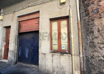 Edificio all\'aperto - Locale Commerciale VIA RE MARTINO
 
63, Catania - foto 3