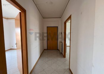 Hall / corridoio - Quadrilocale Via Soprarie
 
25, Mascalucia - foto 12