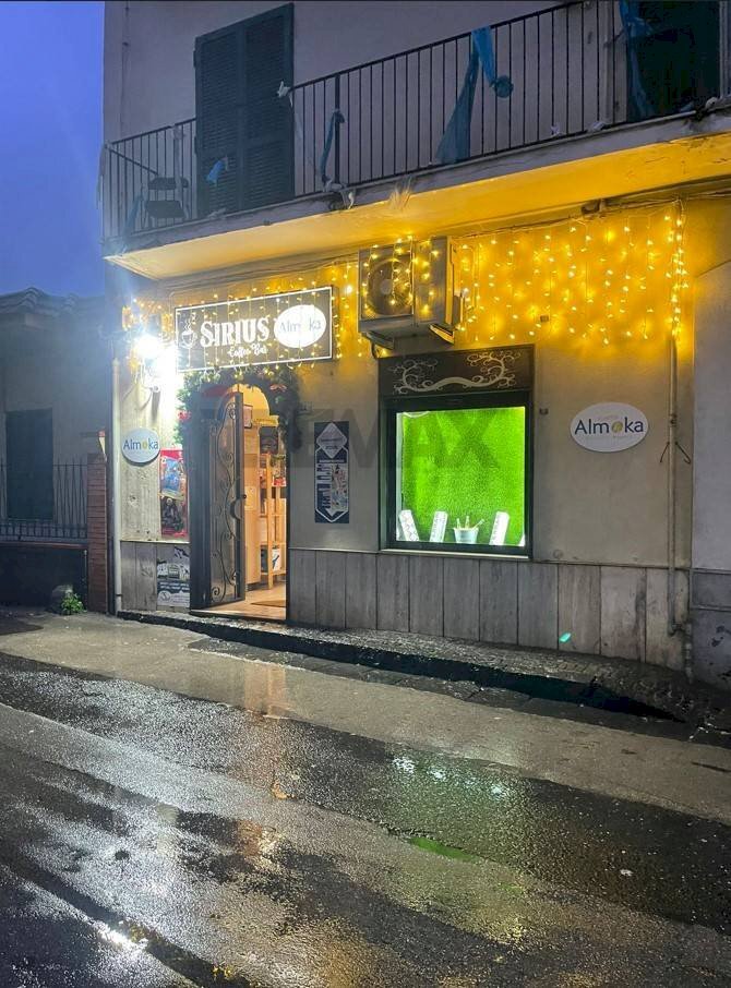 Edificio all\'aperto - Negozio Via Cappella degli Orefici
 
56, Torre del Greco - foto 2