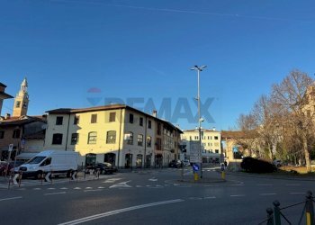 Edificio all\'aperto - Locale Commerciale via Garibaldi
 
37, Malnate - foto 7