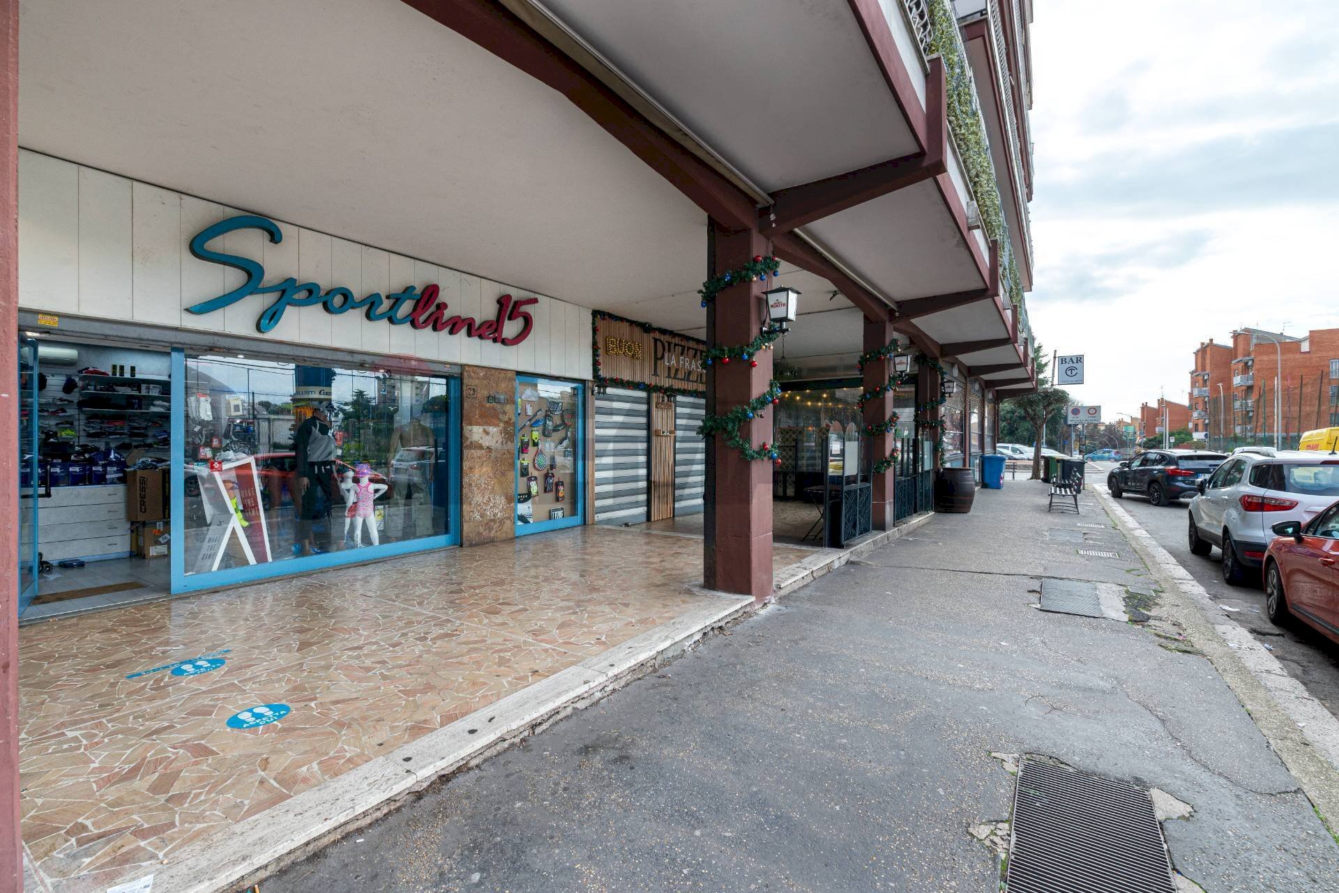 Edificio all\'aperto - Negozio via varrone
 
23, Pomezia - foto 2