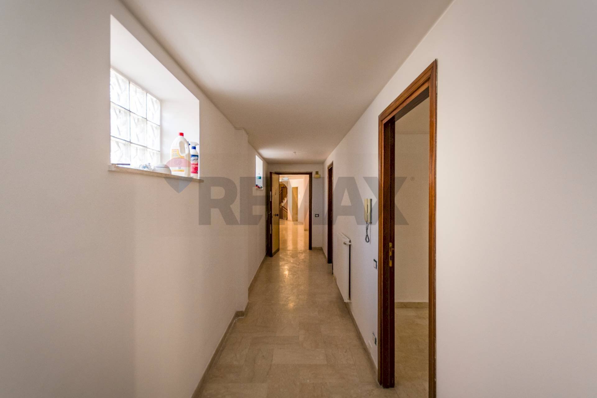 Hall / corridoio - Office Via Domenico Scina'
 
28, Palermo - photo 2