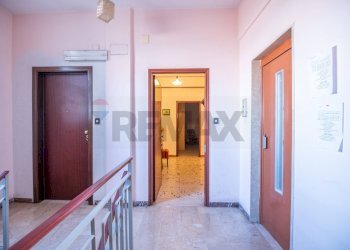 Hall / corridoio - Four-room apartment Via Sebastiano Scamporlino
 
6, Francofonte - photo 6