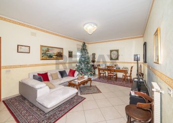 Sala da pranzo - Quadrilocale Via Balatelle
 
16, San Giovanni la Punta - foto 1