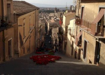 Edificio all\'aperto - Negozio via circumvallazione
 
252/D, Paterno - foto 5