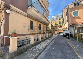 Edificio all\'aperto - Trilocale Via Belvedere
 
45, Napoli - foto 2