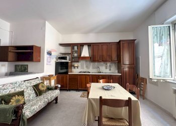 Sala da pranzo - Trilocale Via Belvedere
 
45, Napoli - foto 7