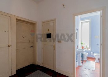Hall / corridoio - Appartamento Piazza Castelnuovo
 
50, Palermo - foto 25