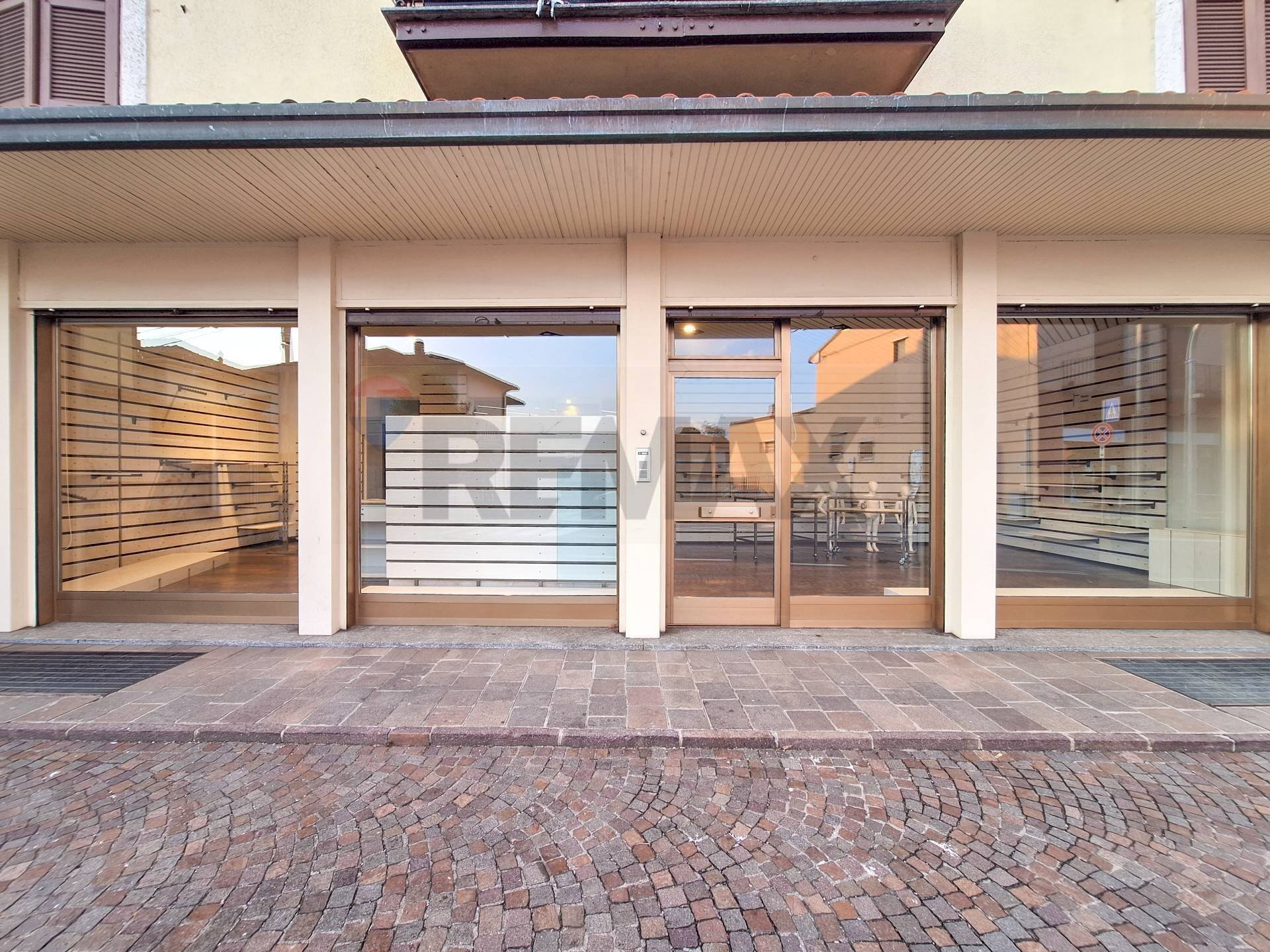 Edificio all\'aperto - Commercial Premises VIA CAVOUR
20, Castronno - photo 3