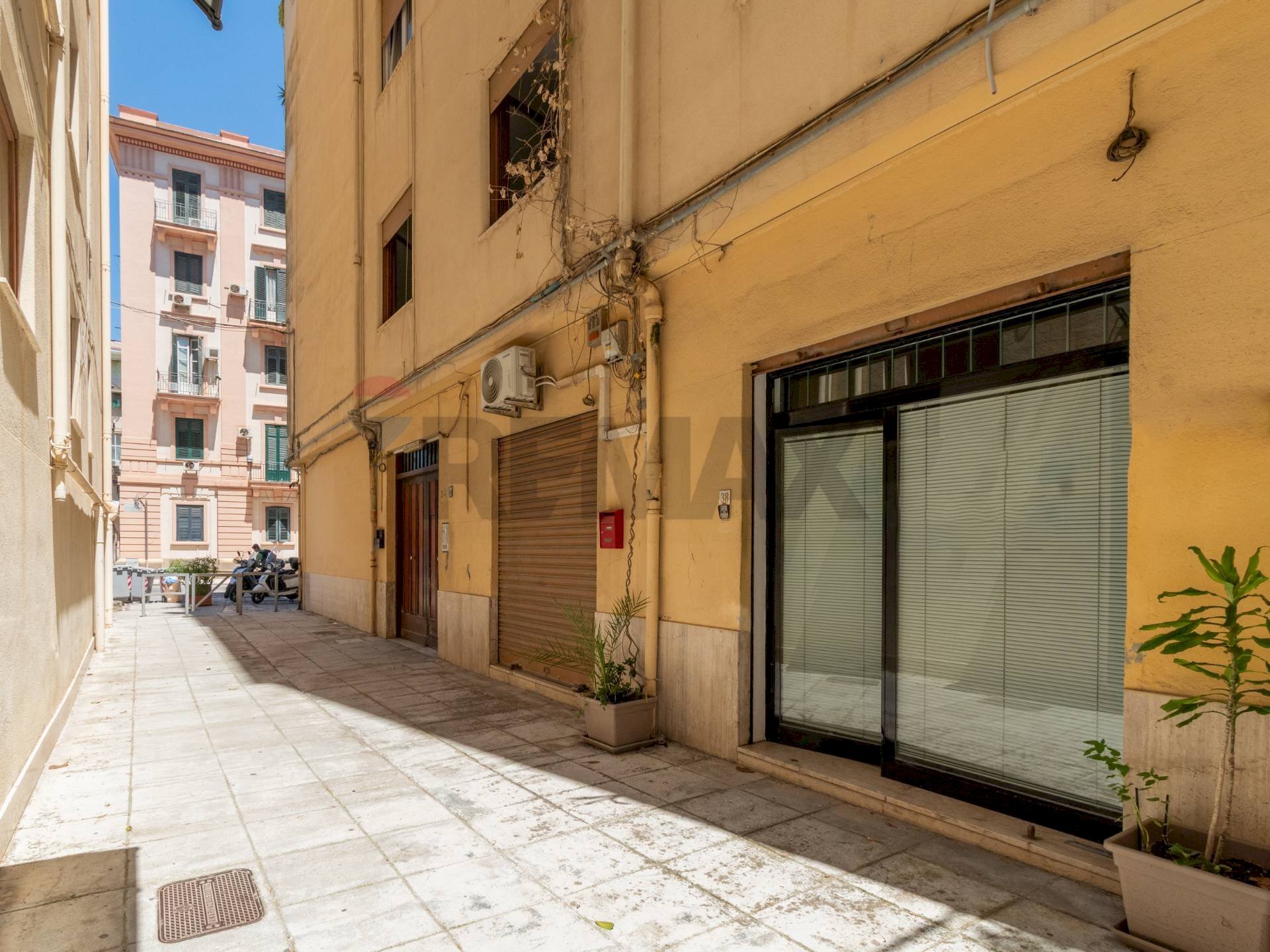 Edificio all\'aperto - Commercial Premises Via Gaetano Filangeri
 
36-38, Palermo - photo 1