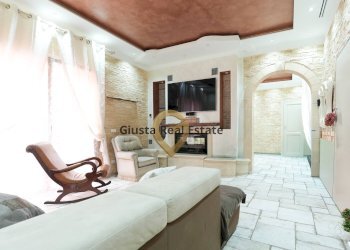 Foto 2 - Casa indipendente Piazza Unità D'Italia
 
3, Mesagne - foto 2