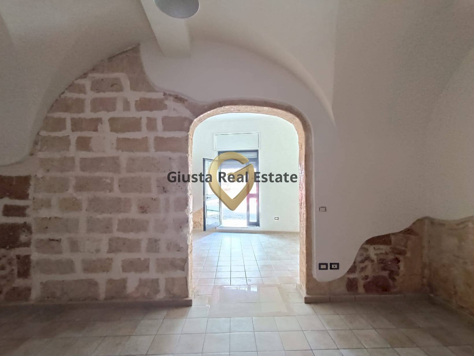 Foto 1 - Locale Commerciale Via Mazzini
 
1, Brindisi - foto 1