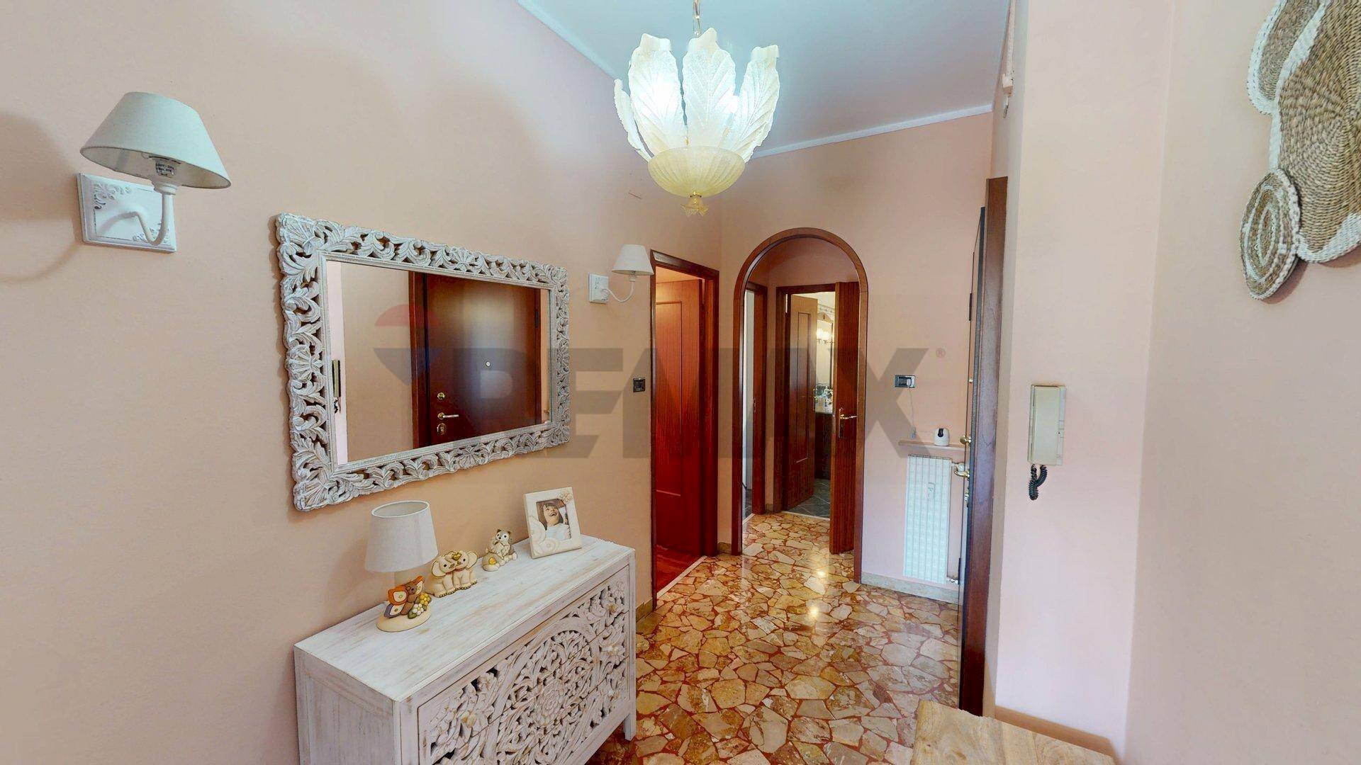 Hall / corridoio - Three-room apartment via Fratelli Gazzo
 
26, Serra Riccò - photo 2