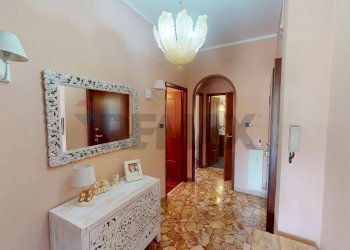 Hall / corridoio - Trilocale via Fratelli Gazzo
 
26, Serra Riccò - foto 2