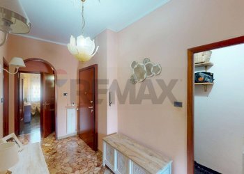 Hall / corridoio - Trilocale via Fratelli Gazzo
 
26, Serra Riccò - foto 3