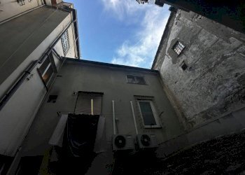Facciata - Monolocale vico Denegri, 4, Genova (zona Centro Storico) - foto 2