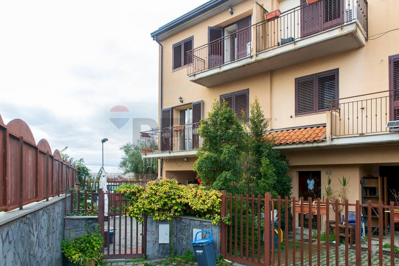 Edificio all\'aperto - Terraced Villa santa maria delle fosse
 
9, Mascalucia - photo 1