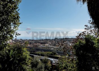 Edificio all\'aperto - Villa Via Etnea
 
68, Gravina di Catania - foto 2