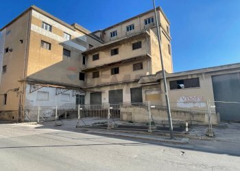 Edificio all\'aperto - Locale Commerciale via canicarao
 
23, Comiso - foto 2