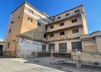 Edificio all\'aperto - Locale Commerciale via canicarao
 
23, Comiso - foto 3