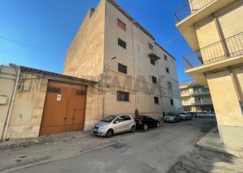 Edificio all\'aperto - Locale Commerciale via canicarao
 
23, Comiso - foto 5